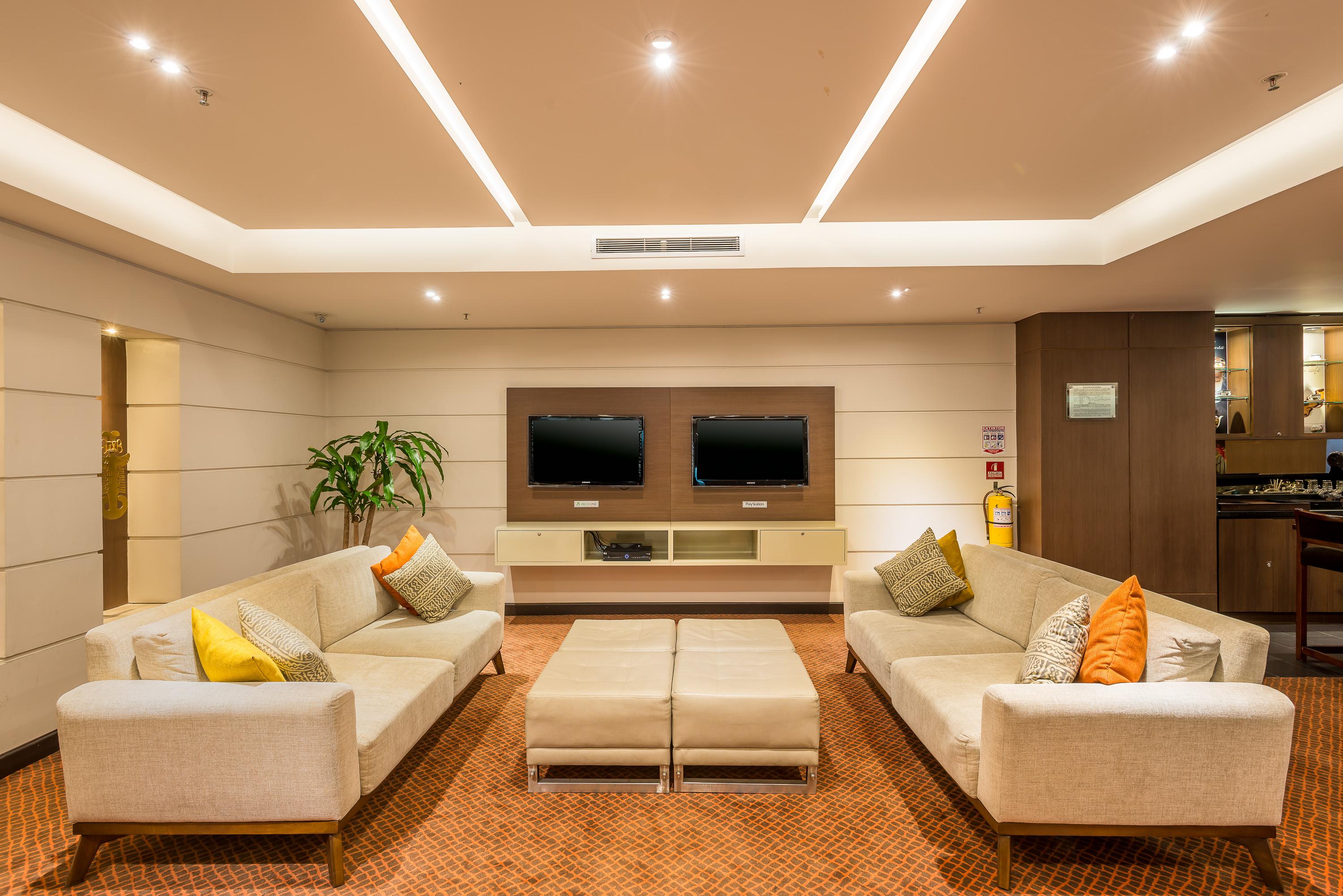 Hotel Dann Carlton بوغوتا المظهر الخارجي الصورة The living room of a suite at the hotel