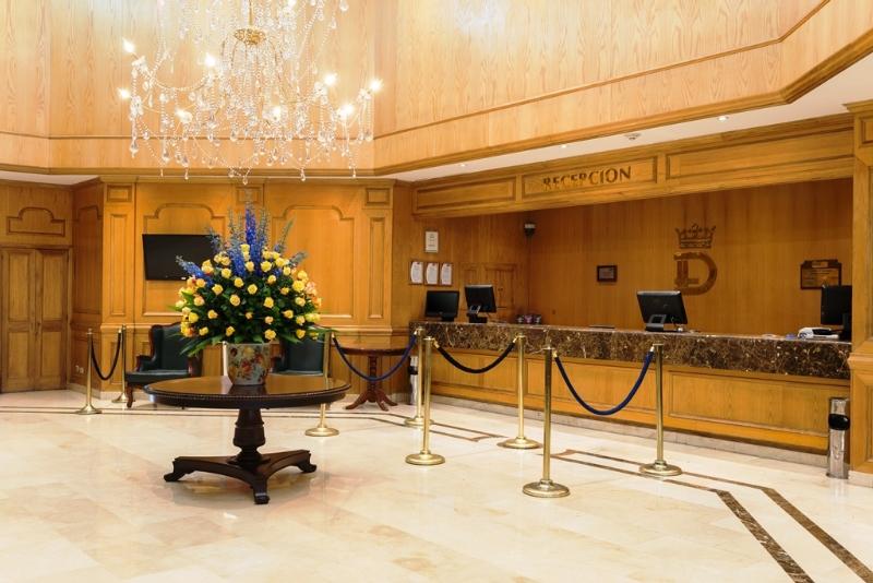Hotel Dann Carlton بوغوتا المظهر الداخلي الصورة Reception desk at the Royal Garden Hotel